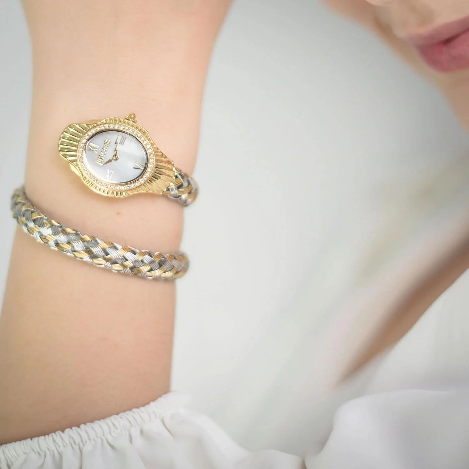 ساعت مچی زنانه جاست کاوالی، قاب طلایی رنگ، صفحه صدف سفید، دستبند فلزی دو رنگ نقره ای و طلایی، دو عقربه، 3 ATM ساعت مچی زنانه جاست کاوالی، قاب طلایی رنگ، صفحه صدف سفید، دستبند فلزی دو رنگ نقره ای و طلایی، دو عقربه، 3 ATM