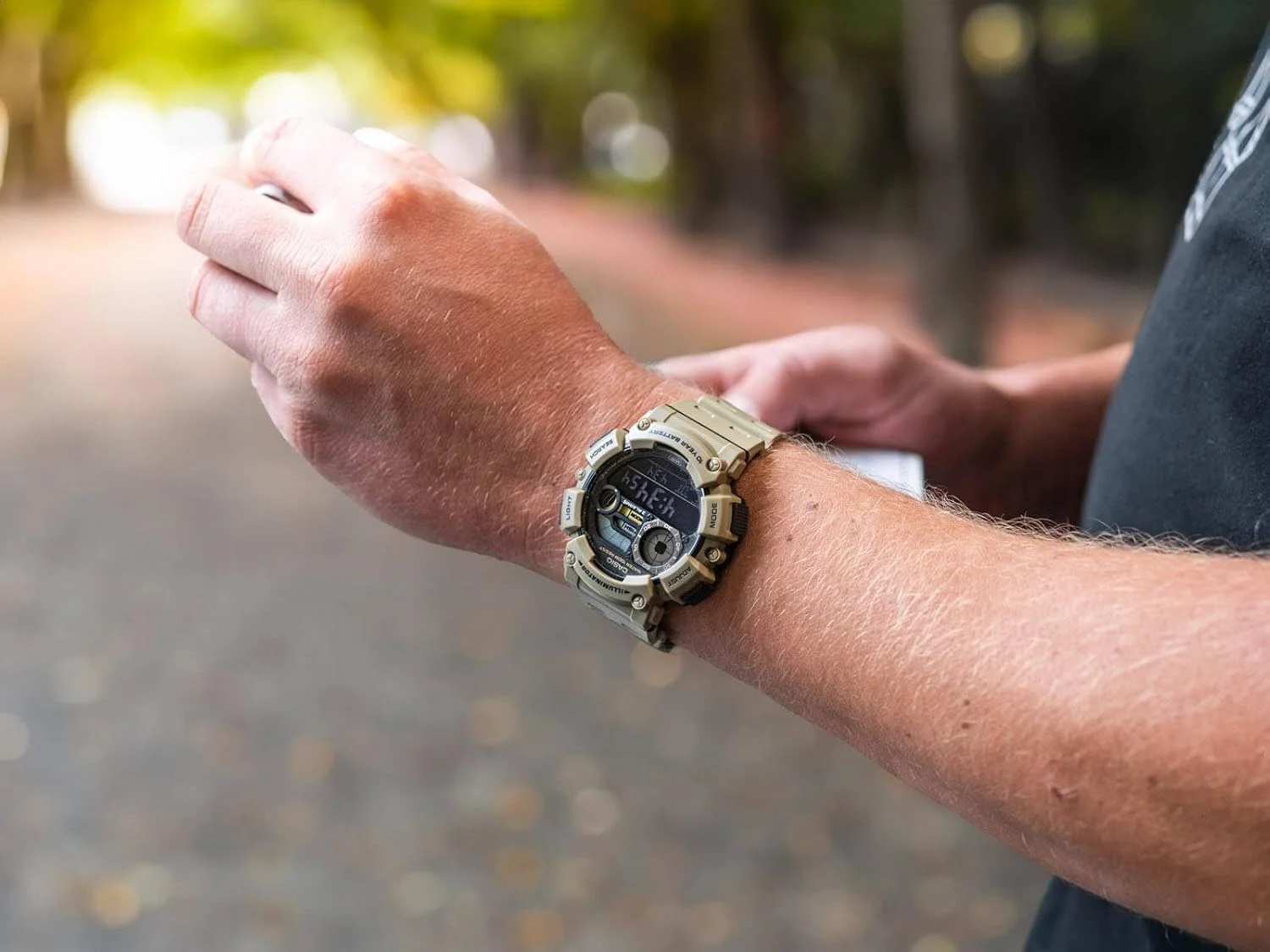 ساعت مچی مردانه اسپرت کاسیو WS-1500H-5BVEF با بدنه رزینی سبز روشن. ابعاد تقریباً 54.5 x 50.1 x 16.8 میلی متر (طول x عرض x ارتفاع). شیشه رزینی صفحه مشکی با نمایشگر دیجیتال. عملکردها: تقویم اتوماتیک، منطقه زمانی دوم، عملکرد استاپ، تایمر، زنگ هشدار چند منظوره، عملکرد چرت زدن، نمایش فاز ماه، حالت ماهیگیری، زمان دوگانه (دو زمان به طور همزمان). نور پس زمینه LED. بند رزینی سبز روشن با سگک سوزنی برای حداکثر دور بازوی تقریباً 21 سانتی متر. وزن: تقریباً 58 گرم. ضد آب تا 10 بار ساعت مچی مردانه اسپرت کاسیو WS-1500H-5BVEF با بدنه رزینی سبز روشن. ابعاد تقریباً 54.5 x 50.1 x 16.8 میلی متر (طول x عرض x ارتفاع). شیشه رزینی صفحه مشکی با نمایشگر دیجیتال. عملکردها: تقویم اتوماتیک، منطقه زمانی دوم، عملکرد استاپ، تایمر، زنگ هشدار چند منظوره، عملکرد چرت زدن، نمایش فاز ماه، حالت ماهیگیری، زمان دوگانه (دو زمان به طور همزمان). نور پس زمینه LED. بند رزینی سبز روشن با سگک سوزنی برای حداکثر دور بازوی تقریباً 21 سانتی متر. وزن: تقریباً 58 گرم. ضد آب تا 10 بار