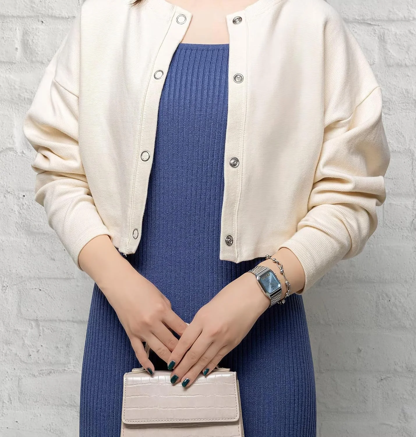 ساعت مچی عقربه ای زنانه کاسیو مدل AQ-230A-2A1MQYES با بند استیل ضد زنگ، نقره ای، دستبندی