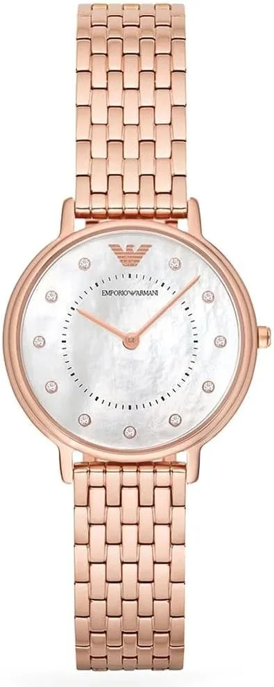 ساعت های زنانه امپوریو آرمانی تعادل کاملی بین طراحی عالی و سرگرمی در جزئیات ایجاد می کنند. چه شیک و ساده باشد، چه دارای رنگ های زنده، چه با زرق و برق تزئین شده باشد و چه با یک قاب شکل دار تعریف شده باشد، هر ساعت از مواد با کیفیتی از جمله فولاد ضد زنگ براق، چرم اصل صاف یا بافت دار و صفحه های صدفی رنگین کمانی ساخته شده است. این ساعت ها با ارائه سبک پویایی که دوست دارید و با لمس های طراحی که انتظار دارید، از لوازم اصلی روزمره هستند که می خواهید.
چه ساعتی را هدیه دهید و چه آن را برای خود نگه دارید، تجربه با باز کردن جعبه خاکستری شیک ما آغاز می شود که دارای لوگوی متمایز ما است و برای تکمیل ساعت داخل آن طراحی شده است. به علاوه، از حداقل 75٪ محتوای بازیافتی از جمله جیر پلی استر بازیافتی بدون سولفات ساخته شده است.
قاب ها، بندها و قفل های امپوریو آرمانی از مواد با کیفیتی از جمله چرم اصل و فولاد ضد زنگ صیقلی ساخته شده اند که هر دو در رنگ های مختلف پوشیدنی موجود هستند. بندها به گونه ای طراحی شده اند که قابل تعویض باشند، بنابراین می توانید ظاهر خود را با گزینه های توری، چرمی و دستبند 3 پیوندی ترکیب کنید.
این ساعت از زرق و برق روی صفحه تا دستبند متمایز استیل ضد زنگ دو رنگ با بست پروانه ای محتاطانه، سبک تازه ای را بیان می کند که امپوریو آرمانی به آن معروف است.
شاخص های شیک روی یک صفحه سفید تمیز، بوم کاملی را ایجاد می کنند تا به سنگ های درخشان روی این ساعت T-Bar اجازه درخشش دهند. طراحی درخشان توسط کریستال معدنی مقاوم در برابر خش محافظت می شود.
این ساعت 26 میلی متری کوچک اما غنی از درخشش است و به راحتی از رنگ نقره ای هماهنگ خود تا صفحه ظریف رنگین کمانی قابل استفاده است. شاخص های سنگی درخشان فقط زرق و برق کافی را اضافه می کنند.
این ساعت چرمی با ترکیب عالی رزگلد و رژگونه، تازه و زنانه است. رنگ های ملایم آن با یک صفحه درخشان که با شاخص های سنگی چشم نواز تزئین شده است، تکمیل می شود. ظریف، اما درخشان.
این ساعت با قاب متمایز، صفحه صدف مروارید عمیق و بند چرمی سبز بافت دار، منحصر به فرد است. مقاومت در برابر آب تا 30 متر نیز آن را هوشمند می کند.
این ساعت 24 میلی متری ترکیبی از رنگ های سبز تیره خنک با فولاد ضد زنگ طلایی گرم است. یک بند چرمی بافت دار و یک قاب شکل دار با صفحه آفتابی براق با سه شاخص زرق و برق، ظاهر را کامل می کند.