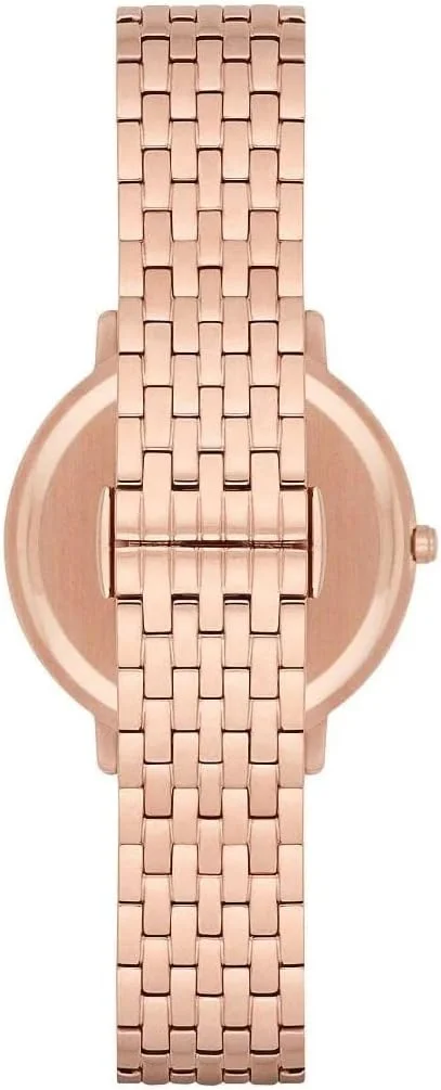 ساعت های زنانه امپوریو آرمانی تعادل کاملی بین طراحی عالی و سرگرمی در جزئیات ایجاد می کنند. چه شیک و ساده باشد، چه دارای رنگ های زنده، چه با زرق و برق تزئین شده باشد و چه با یک قاب شکل دار تعریف شده باشد، هر ساعت از مواد با کیفیتی از جمله فولاد ضد زنگ براق، چرم اصل صاف یا بافت دار و صفحه های صدفی رنگین کمانی ساخته شده است. این ساعت ها با ارائه سبک پویایی که دوست دارید و با لمس های طراحی که انتظار دارید، از لوازم اصلی روزمره هستند که می خواهید.
چه ساعتی را هدیه دهید و چه آن را برای خود نگه دارید، تجربه با باز کردن جعبه خاکستری شیک ما آغاز می شود که دارای لوگوی متمایز ما است و برای تکمیل ساعت داخل آن طراحی شده است. به علاوه، از حداقل 75٪ محتوای بازیافتی از جمله جیر پلی استر بازیافتی بدون سولفات ساخته شده است.
قاب ها، بندها و قفل های امپوریو آرمانی از مواد با کیفیتی از جمله چرم اصل و فولاد ضد زنگ صیقلی ساخته شده اند که هر دو در رنگ های مختلف پوشیدنی موجود هستند. بندها به گونه ای طراحی شده اند که قابل تعویض باشند، بنابراین می توانید ظاهر خود را با گزینه های توری، چرمی و دستبند 3 پیوندی ترکیب کنید.
این ساعت از زرق و برق روی صفحه تا دستبند متمایز استیل ضد زنگ دو رنگ با بست پروانه ای محتاطانه، سبک تازه ای را بیان می کند که امپوریو آرمانی به آن معروف است.
شاخص های شیک روی یک صفحه سفید تمیز، بوم کاملی را ایجاد می کنند تا به سنگ های درخشان روی این ساعت T-Bar اجازه درخشش دهند. طراحی درخشان توسط کریستال معدنی مقاوم در برابر خش محافظت می شود.
این ساعت 26 میلی متری کوچک اما غنی از درخشش است و به راحتی از رنگ نقره ای هماهنگ خود تا صفحه ظریف رنگین کمانی قابل استفاده است. شاخص های سنگی درخشان فقط زرق و برق کافی را اضافه می کنند.
این ساعت چرمی با ترکیب عالی رزگلد و رژگونه، تازه و زنانه است. رنگ های ملایم آن با یک صفحه درخشان که با شاخص های سنگی چشم نواز تزئین شده است، تکمیل می شود. ظریف، اما درخشان.
این ساعت با قاب متمایز، صفحه صدف مروارید عمیق و بند چرمی سبز بافت دار، منحصر به فرد است. مقاومت در برابر آب تا 30 متر نیز آن را هوشمند می کند.
این ساعت 24 میلی متری ترکیبی از رنگ های سبز تیره خنک با فولاد ضد زنگ طلایی گرم است. یک بند چرمی بافت دار و یک قاب شکل دار با صفحه آفتابی براق با سه شاخص زرق و برق، ظاهر را کامل می کند.