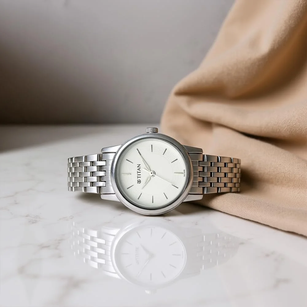ساعت مچی آنالوگ زنانه تایتان کارিশما با صفحه گرد سفید و بند فلزی نقره ای مدل 2593SM04