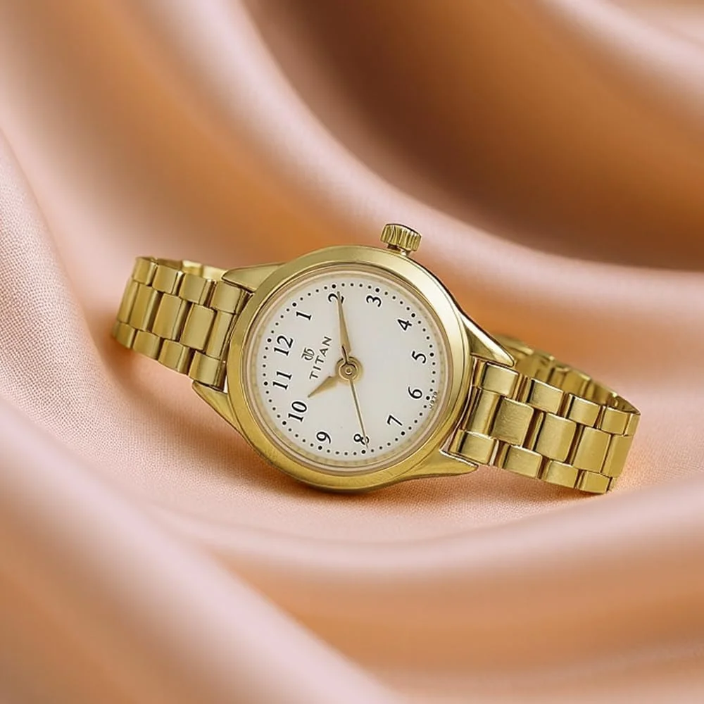 ساعت مچی صفحه سفید با بند استیل طلایی