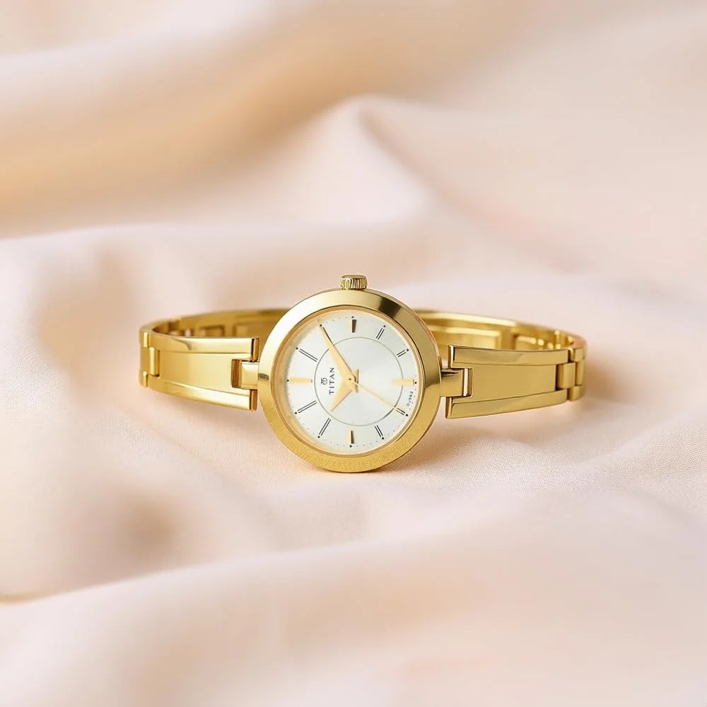 ساعت مچی تایتان با صفحه نقره ای و بند فلزی ساعت مچی تایتان با صفحه نقره ای و بند فلزی