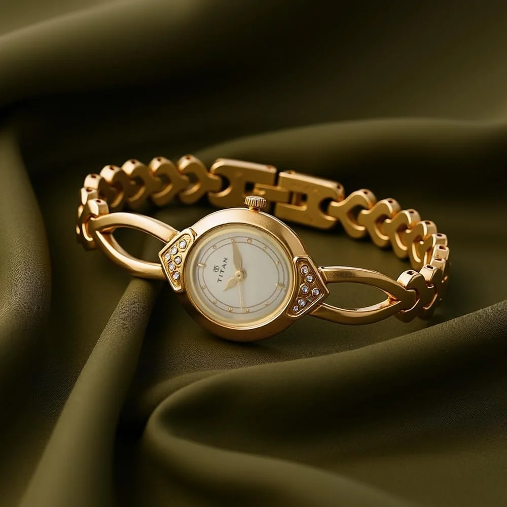 ساعت مچی صفحه سفید با بند فلزی طلایی ساعت مچی صفحه سفید با بند فلزی طلایی