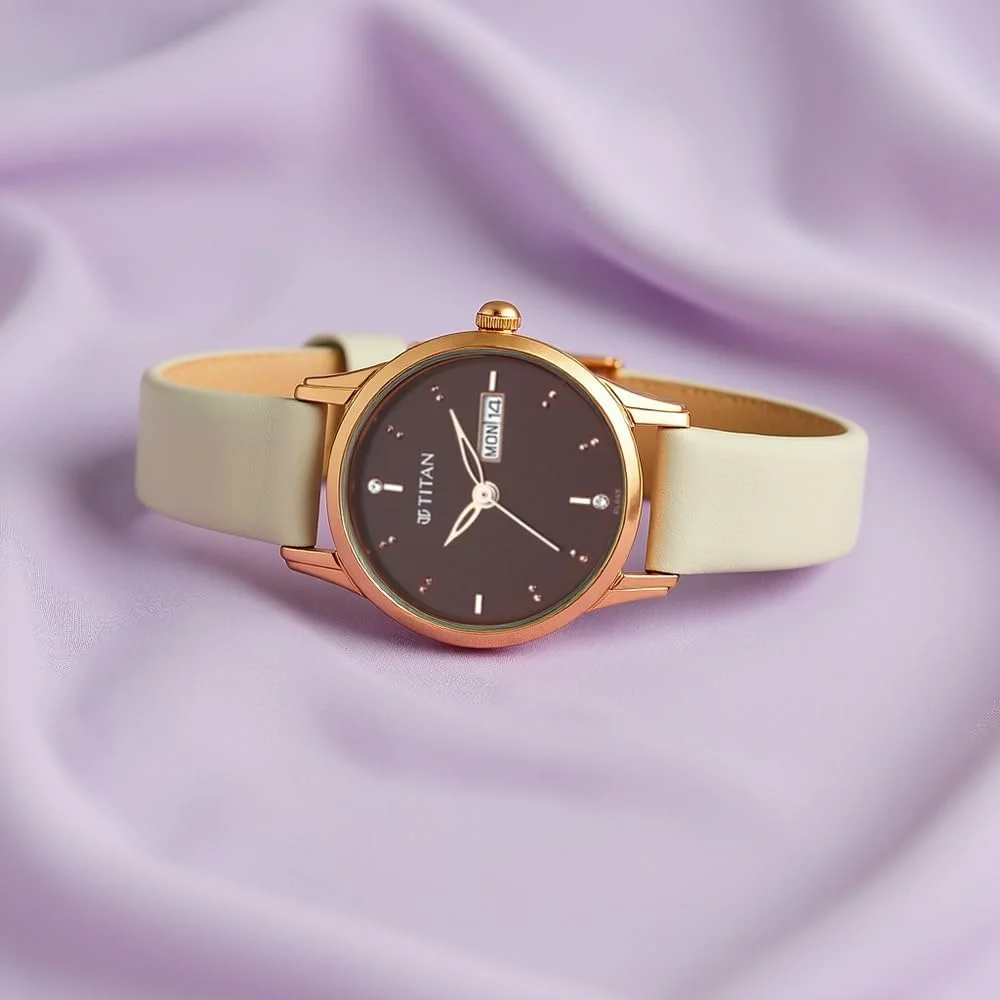 ساعت مچی آنالوگ زنانه تایتان کارিশما با صفحه گرد قهوه ای و بند چرمی سفید - 2656WL01 ساعت مچی آنالوگ زنانه تایتان کارিশما با صفحه گرد قهوه ای و بند چرمی سفید - 2656WL01