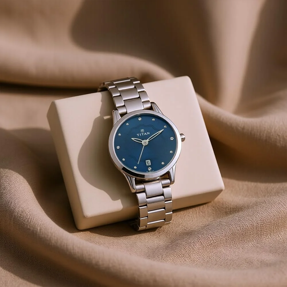 ساعت مچی آنالوگ زنانه تایتان مدل Karishma با صفحه آبی و بدنه فلزی - Nm2628Sm01 / Nl2628Sm01، رنگ بند - نقره ای ساعت مچی آنالوگ زنانه تایتان مدل Karishma با صفحه آبی و بدنه فلزی - Nm2628Sm01 / Nl2628Sm01، رنگ بند - نقره ای
