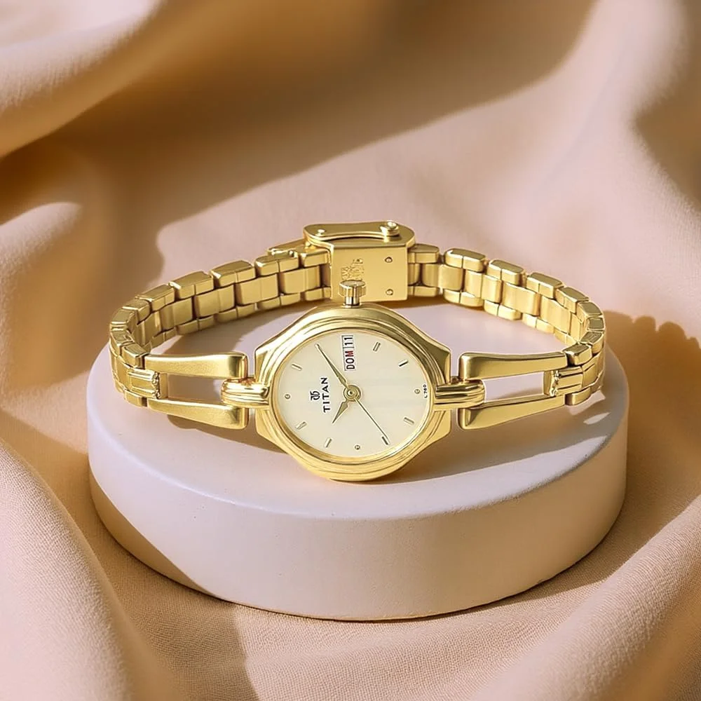 ساعت مچی صفحه سفید با بند استیل ضد زنگ طلایی ساعت مچی صفحه سفید با بند استیل ضد زنگ طلایی