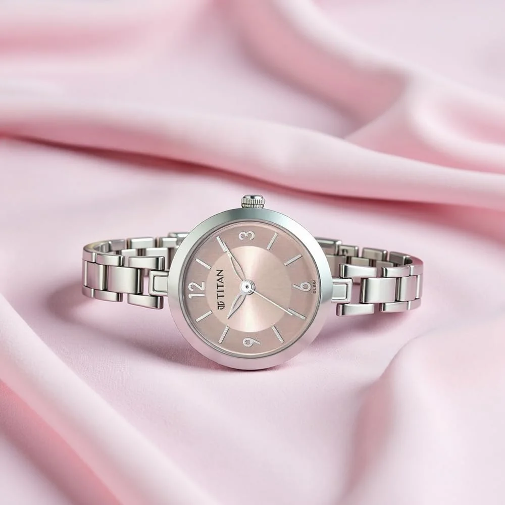 ساعت مچی آنالوگ زنانه تایتان کاریسما با صفحه گرد صورتی و بند فلزی نقره ای - 2598SM06