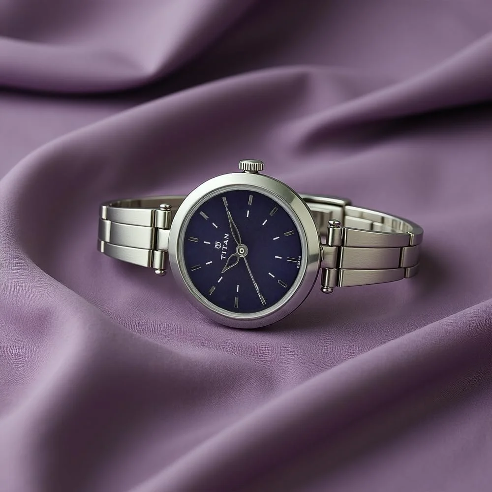 ساعت مچی آنالوگ زنانه تایتان کارিশما با صفحه گرد آبی و بند استیل ضد زنگ نقره ای - 2574SM01 ساعت مچی آنالوگ زنانه تایتان کارিশما با صفحه گرد آبی و بند استیل ضد زنگ نقره ای - 2574SM01