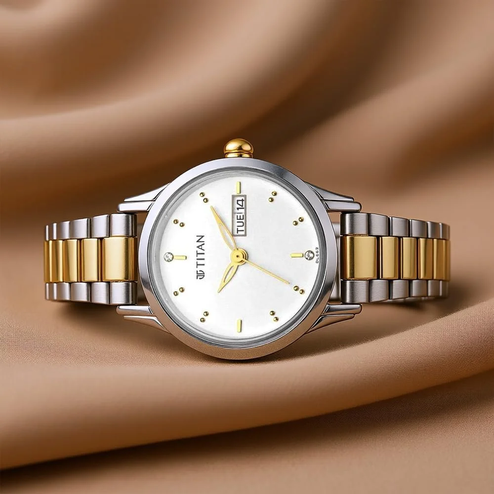 ساعت مچی آنالوگ زنانه تایتان کارিশما با صفحه گرد سفید و بند فلزی دو رنگ - 2656BM01
