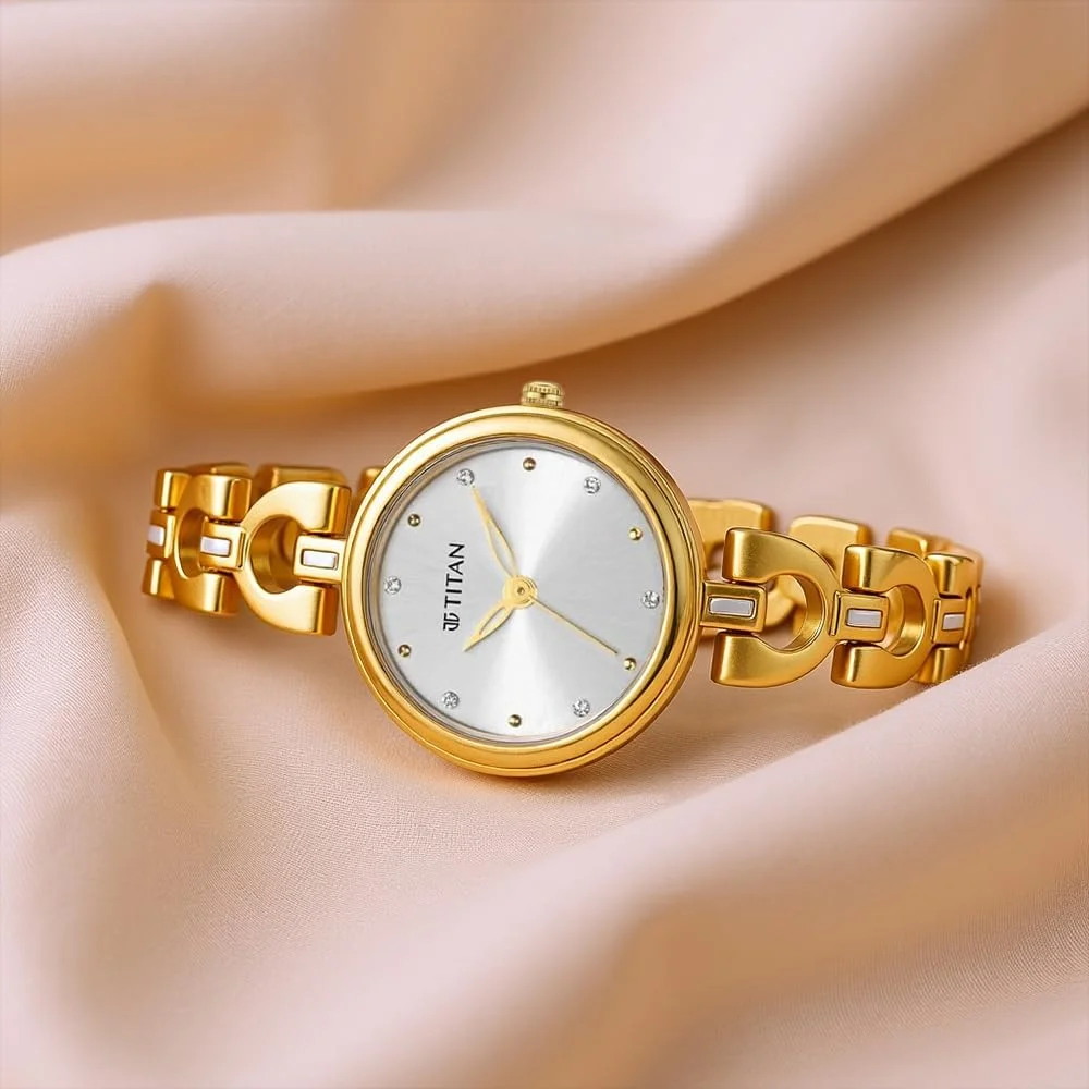 ساعت مچی آنالوگ زنانه تایتان کارিশما با صفحه گرد نقره ای و بند فلزی طلایی مدل 2601YM04