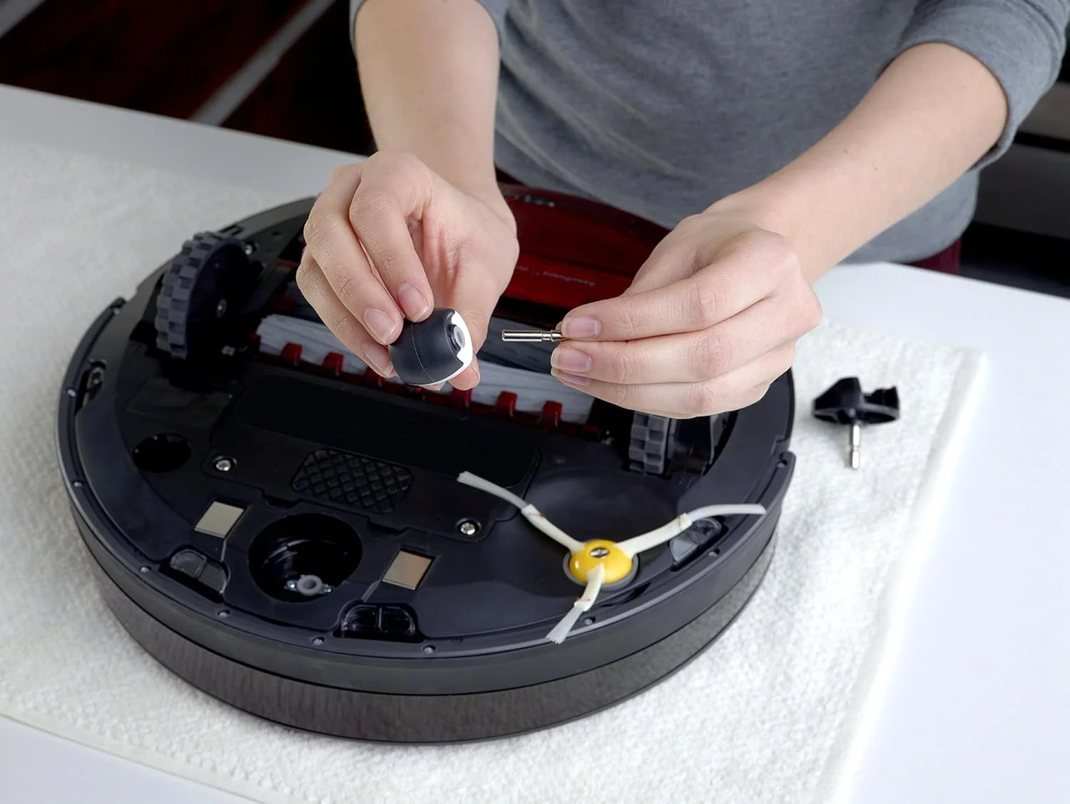 چرخ جلویی مشکی و سفید iRobot Roomba سری e و I چرخ جلویی مشکی و سفید iRobot Roomba سری e و I