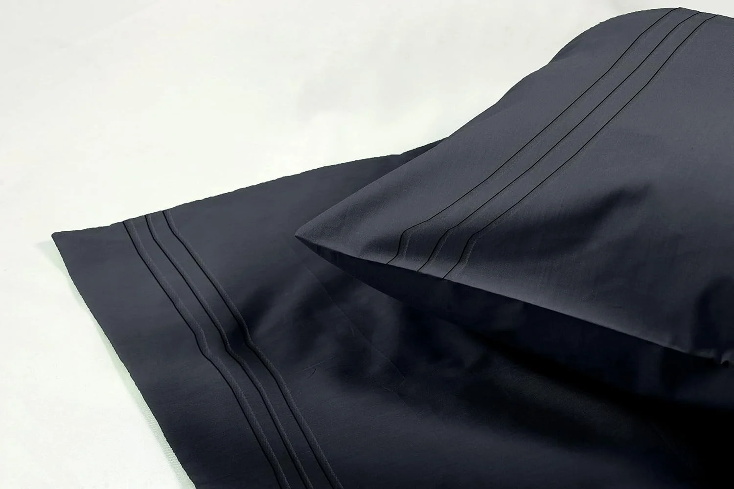 رو بالشی دو تکه Elegant Comfort با طرح گلدوزی، لطیف و ابریشمی، ضد چروک و رنگ رفتگی، کیفیت مصری، سایز کینگ، مشکی