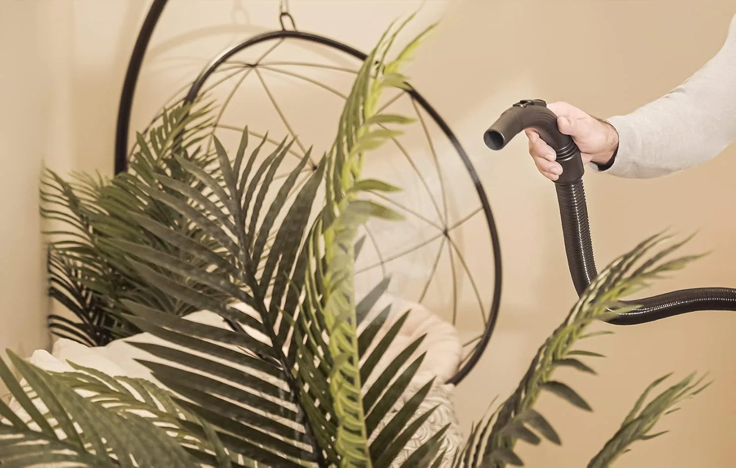 جاروبرقی راسل هابز (K403-2)، ظرفیت 21 لیتر، موتور قدرتمند 2200 وات، کلید کنترل جریان هوا، عملکرد دمنده، نشانگر پر بودن مخزن گرد و غبار، خاکستری