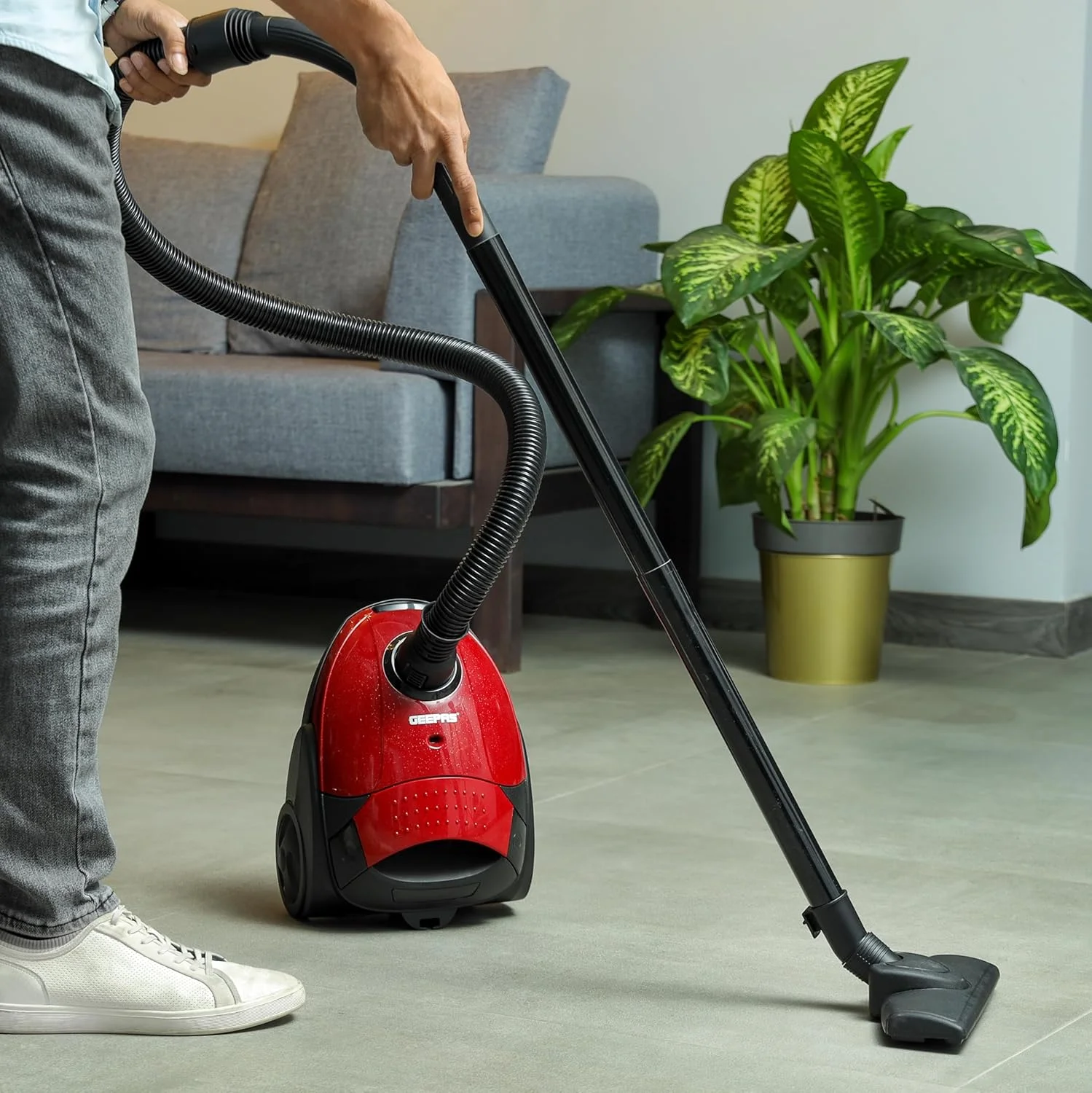 جاروبرقی کیسه دار Geepas GVC2594، 2200 وات - 1.5 لیتر - مکش قدرتمند - نشانگر پر بودن کیسه گرد و غبار | لوله انعطاف پذیر با جریان هوا روی دسته | سوئیچ پدال و سیم جمع کن خودکار