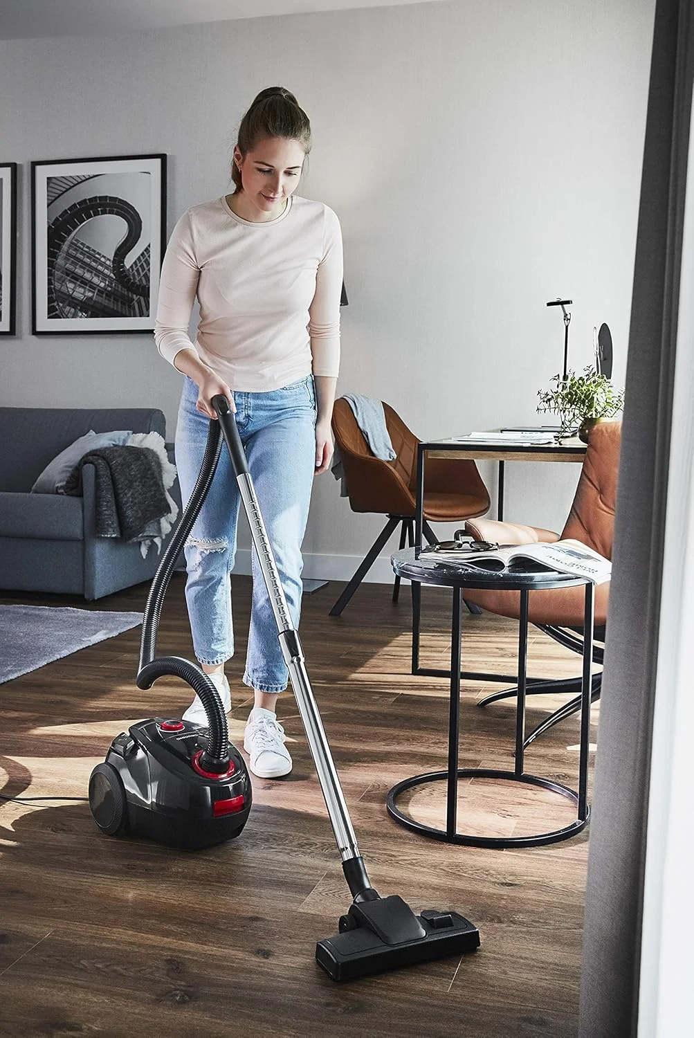 جاروبرقی کیسه ای گروندینگ مدل VCC 3850 A با توان 800 وات و ظرفیت 2.1 لیتر، جنس لوله: کروم، مشکی/قرمز