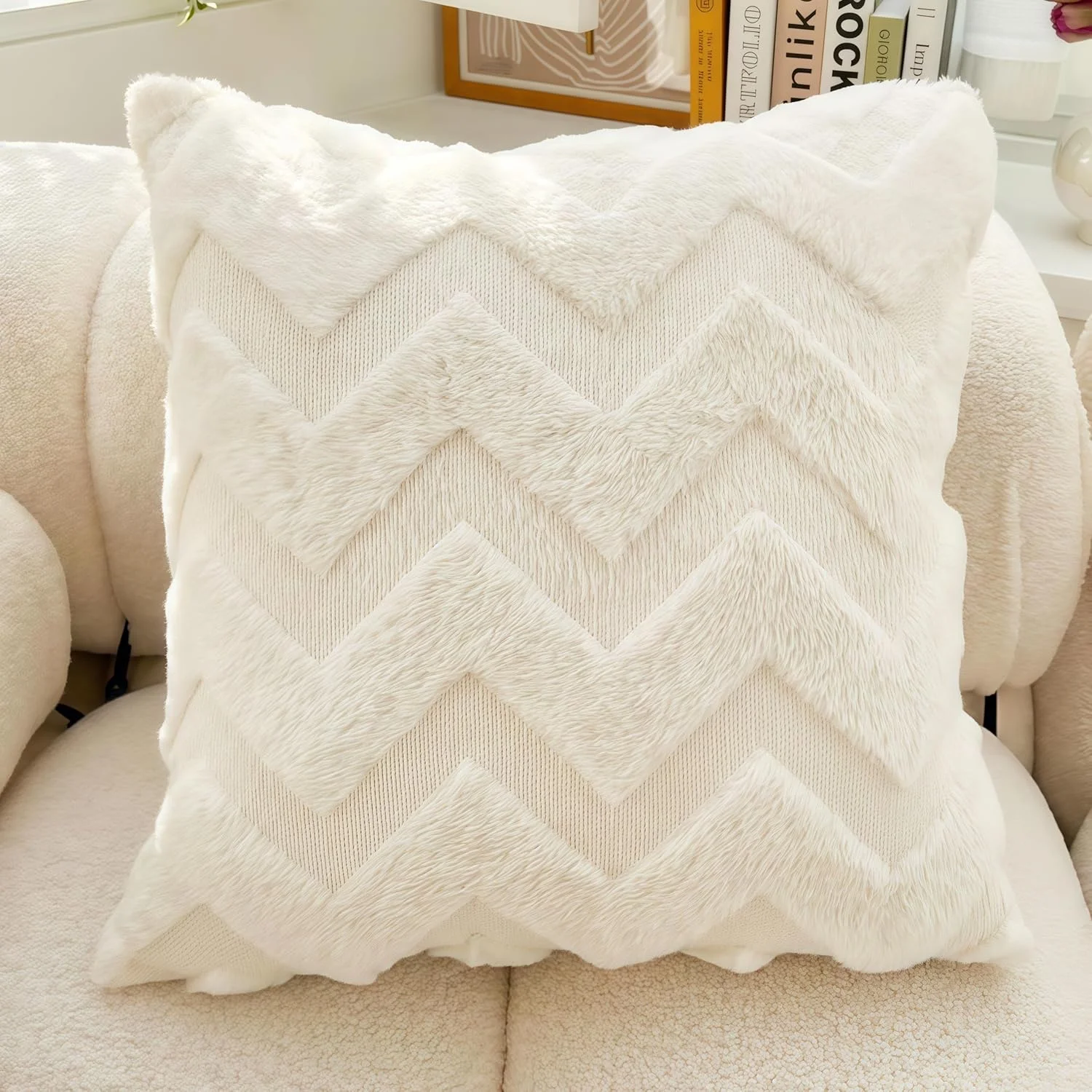 ست 2 عددی روکش کوسن، روکش های کوسن مخملی، روکش کوسن تزئینی نرم و کرکی راه راه مناسب برای مبل، اتاق خواب، اتاق نشیمن، طراحی زیپ نامرئی (45 * 45 سانتی متر) (سفید) ست 2 عددی روکش کوسن، روکش های کوسن مخملی، روکش کوسن تزئینی نرم و کرکی راه راه مناسب برای مبل، اتاق خواب، اتاق نشیمن، طراحی زیپ نامرئی (45 * 45 سانتی متر) (سفید)