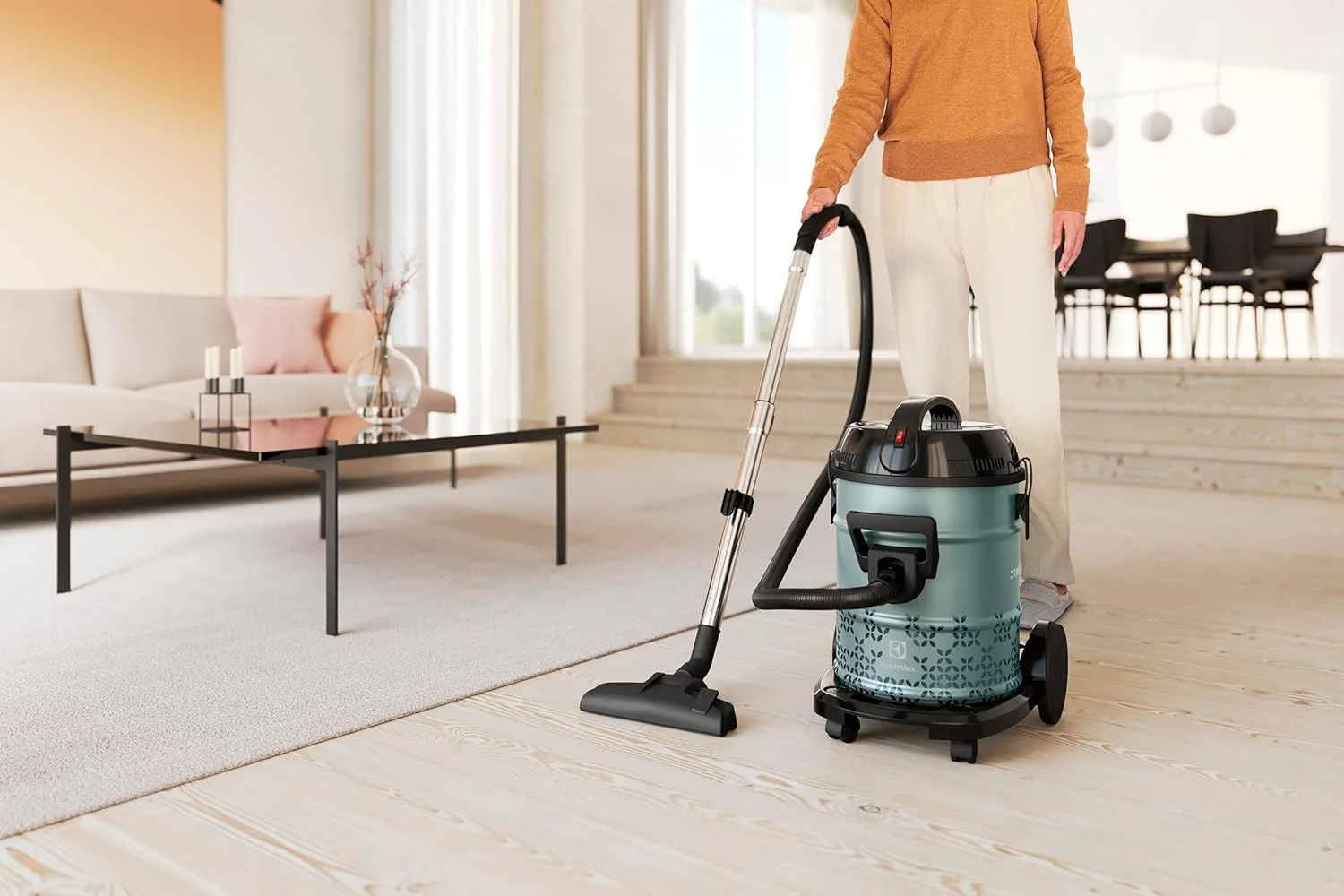 جاروبرقی سطلی الکترولوکس 2100 وات، ظرفیت مخزن گرد و غبار 21 لیتر، عملکرد دمنده، لوله تلسکوپی فلزی و سیم برق فوق العاده بلند 9 متری، نشانگر پر بودن مخزن گرد و غبار، ایده آل برای استفاده در خانه و محل کار، مدل EFW51612