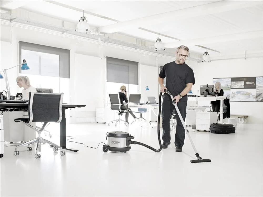 جاروبرقی تجاری نیلفیسک VP930 ECO HEPA، جاروبرقی صنعتی با فیلتر HEPA، کیسه فیلتر حجمی 15 لیتری، ظرفیت 400 وات، جریان هوا 26 لیتر در ثانیه، 107420627، مشکی/خاکستری جاروبرقی تجاری نیلفیسک VP930 ECO HEPA، جاروبرقی صنعتی با فیلتر HEPA، کیسه فیلتر حجمی 15 لیتری، ظرفیت 400 وات، جریان هوا 26 لیتر در ثانیه، 107420627، مشکی/خاکستری