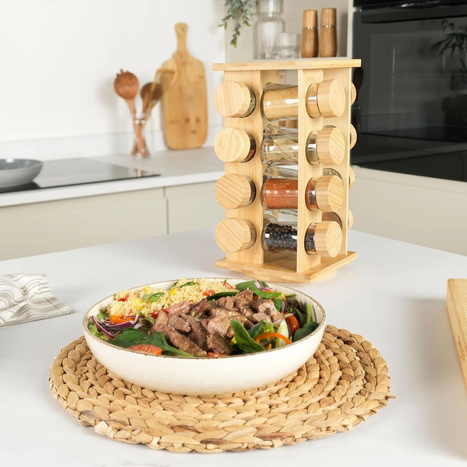 ارگانایزر ادویه چوبی Zenyx با شیشه های شیشه ای و درب بامبو - 12 شیشه با چرخش 360 درجه، راه حل های نگهداری آشپزخانه جمع و جور و بادوام، ست 12 شیشه ادویه، ارگانایزر روی میز آشپزخانه.