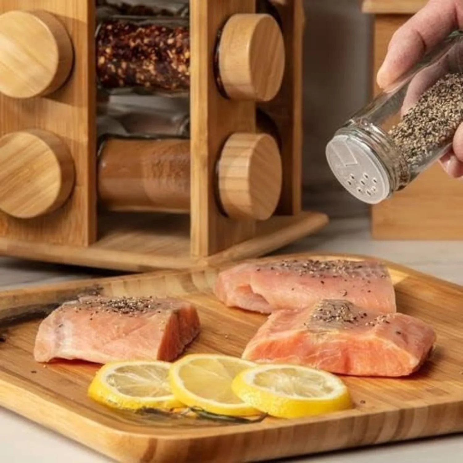 ارگانایزر ادویه چوبی Zenyx با شیشه های شیشه ای و درب بامبو - 12 شیشه با چرخش 360 درجه، راه حل های نگهداری آشپزخانه جمع و جور و بادوام، ست 12 شیشه ادویه، ارگانایزر روی میز آشپزخانه.