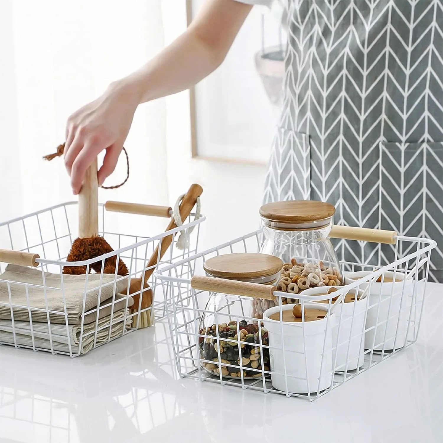 سبد فلزی سیم دار نظم دهنده مواد غذایی Westhood با دسته های چوبی، سبد های نظم دهنده فریزر برای کابینت آشپزخانه، سبد نظم دهنده انبار، دفتر، حمام (2 عدد)