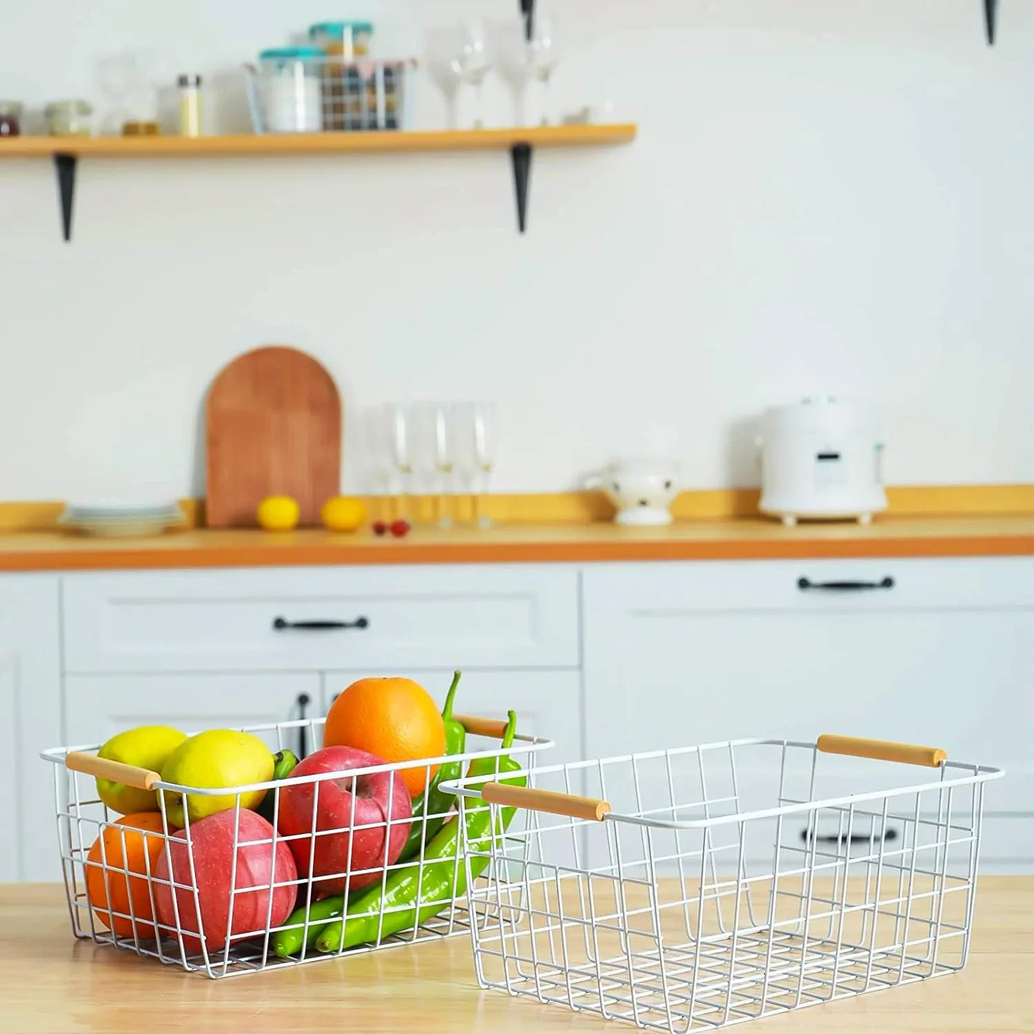 سبد فلزی سیم دار نظم دهنده مواد غذایی Westhood با دسته های چوبی، سبد های نظم دهنده فریزر برای کابینت آشپزخانه، سبد نظم دهنده انبار، دفتر، حمام (2 عدد)