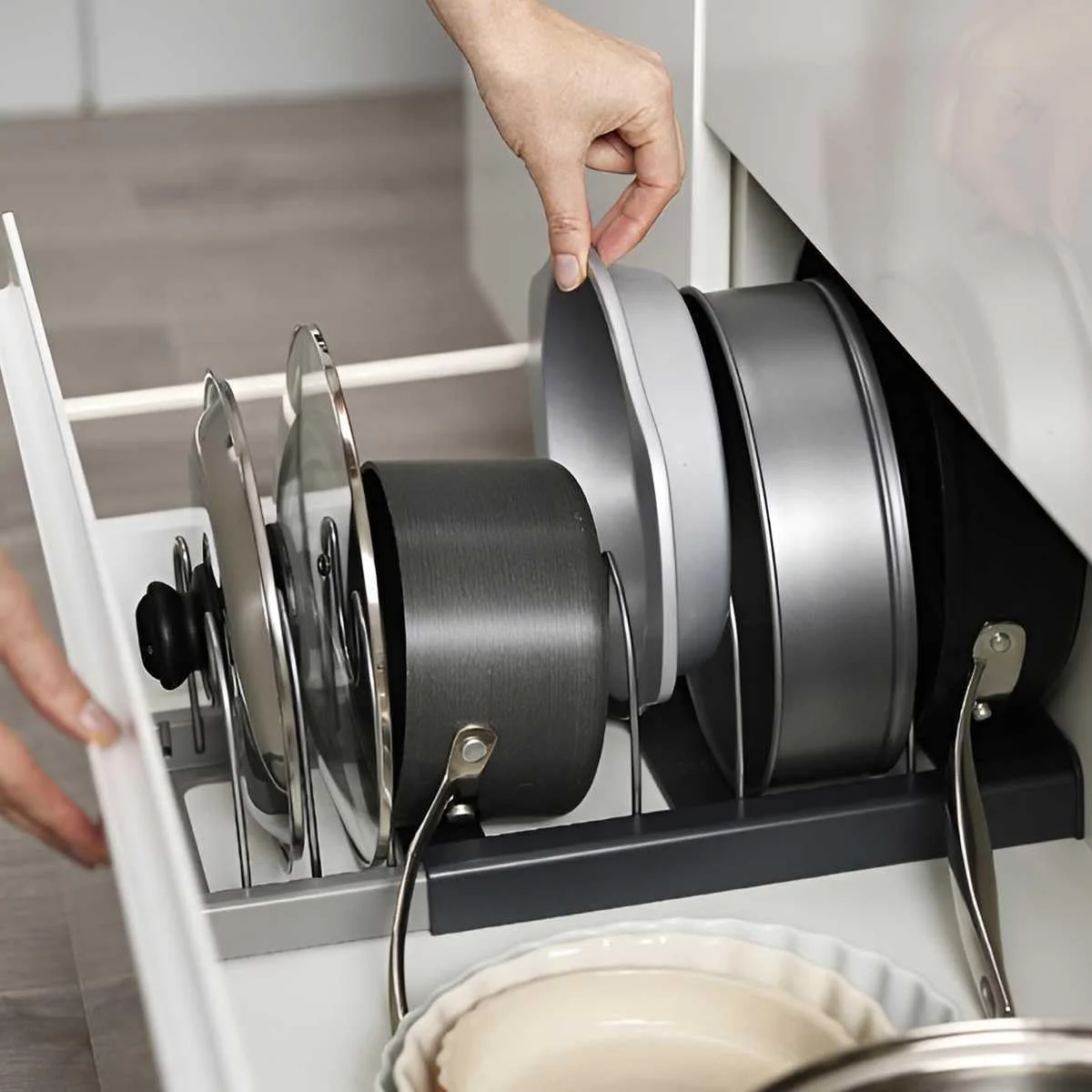 نگهدارنده درب قابلمه KASTWAVE برای کابینت، قفسه قابل تنظیم ظروف و تابه، نگهدارنده درب قابلمه قابل گسترش برای نگهداری روی پیشخوان آشپزخانه، 7 محفظه، عرض 30.2 تا 55.8 سانتی متر