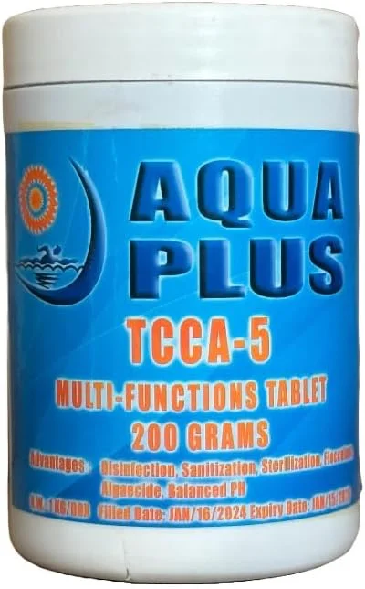 قرص کلر آبی ممتاز AQUA PLUS با قابلیت حل شوندگی آهسته، 1 کیلوگرم، مناسب برای استخر، اسپا، فواره و از بین بردن باکتری های آب، ضدعفونی جلبک با محافظت در برابر نور خورشید/UV، TCCA 3 اینچ 200 گرمی (5 عدد)