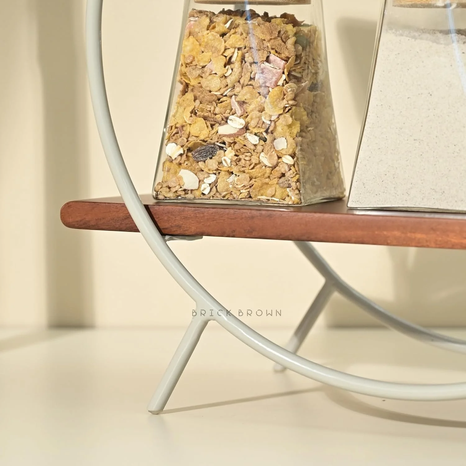 قفسه ارگانایزر/نگهدارنده وسایل منزل و آشپزخانه دایره ای ممتاز آجری رنگ، قفسه ادویه، ارگانایزر چوبی رومیزی مناسب برای دفتر، اتاق خواب | ابعاد 40.5 X 16.5 X 36.8 سانتی متر (ماهاگونی، بژ) قفسه ارگانایزر/نگهدارنده وسایل منزل و آشپزخانه دایره ای ممتاز آجری رنگ، قفسه ادویه، ارگانایزر چوبی رومیزی مناسب برای دفتر، اتاق خواب | ابعاد 40.5 X 16.5 X 36.8 سانتی متر (ماهاگونی، بژ)