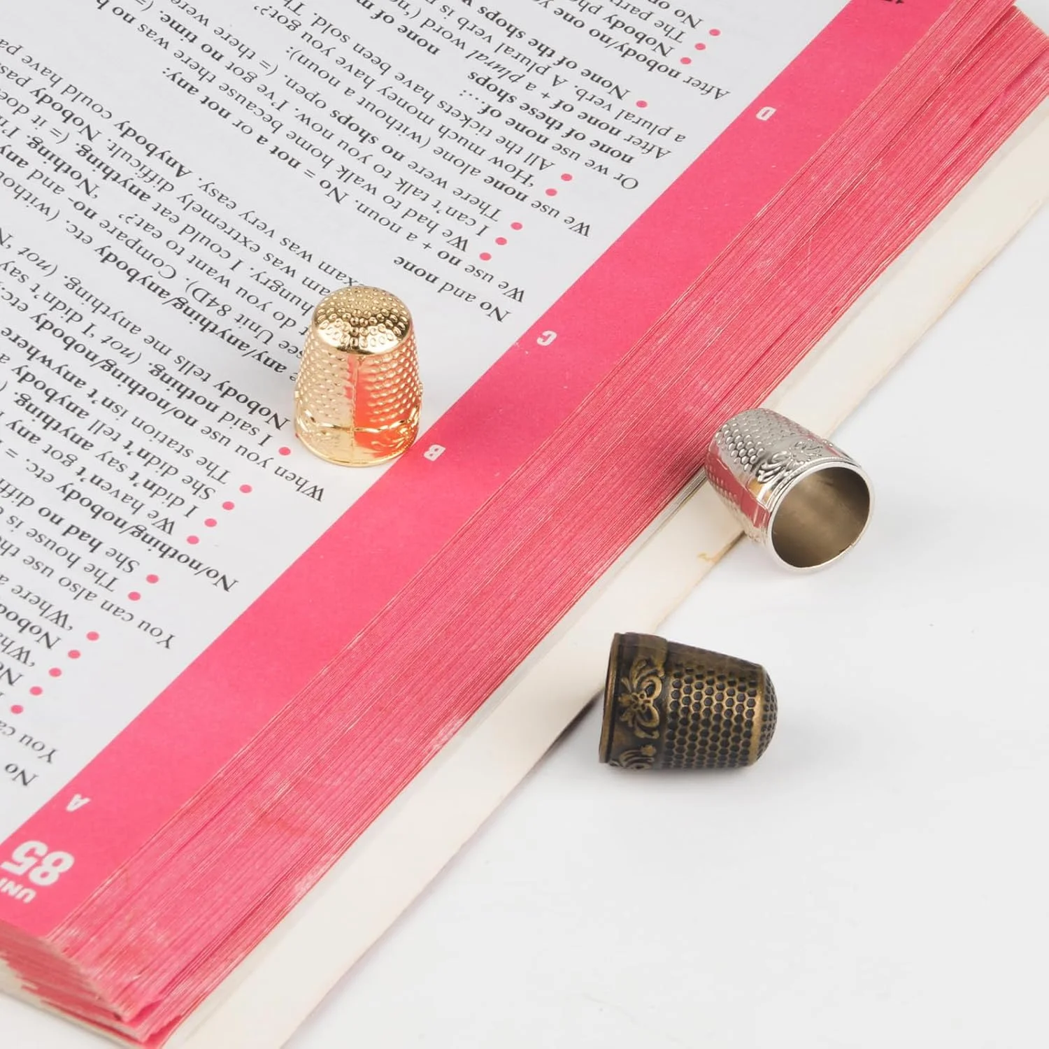 پک 6 عددی انگشتانه فلزی خیاطی Pretwad، محافظ انگشت خیاطی فلزی مقاوم ساخته شده از فلز با شیارهای کوچک، انگشتانه فلزی خیاطی برای خیاطی، لوازم جانبی صنایع دستی خیاطی برای بافندگی، صنایع دستی