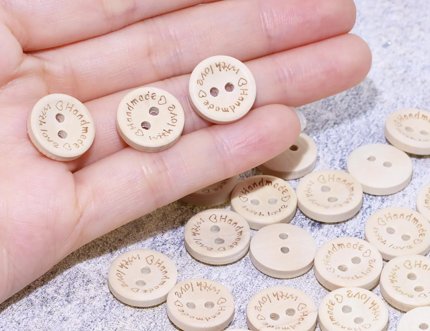 برچسب دکمه ای چوبی گرد 15 میلی متری دست ساز با عشق PPhtony، بسته 30 عددی، دارای 2 سوراخ برای کلاه، دستکش، خیاطی، اسکرپ بوک، لباس، تزئینات کریسمس، هدایای قلاب بافی خانگی، هنر و صنایع دستی، پروژه بافتنی برچسب دکمه ای چوبی گرد 15 میلی متری دست ساز با عشق PPhtony، بسته 30 عددی، دارای 2 سوراخ برای کلاه، دستکش، خیاطی، اسکرپ بوک، لباس، تزئینات کریسمس، هدایای قلاب بافی خانگی، هنر و صنایع دستی، پروژه بافتنی