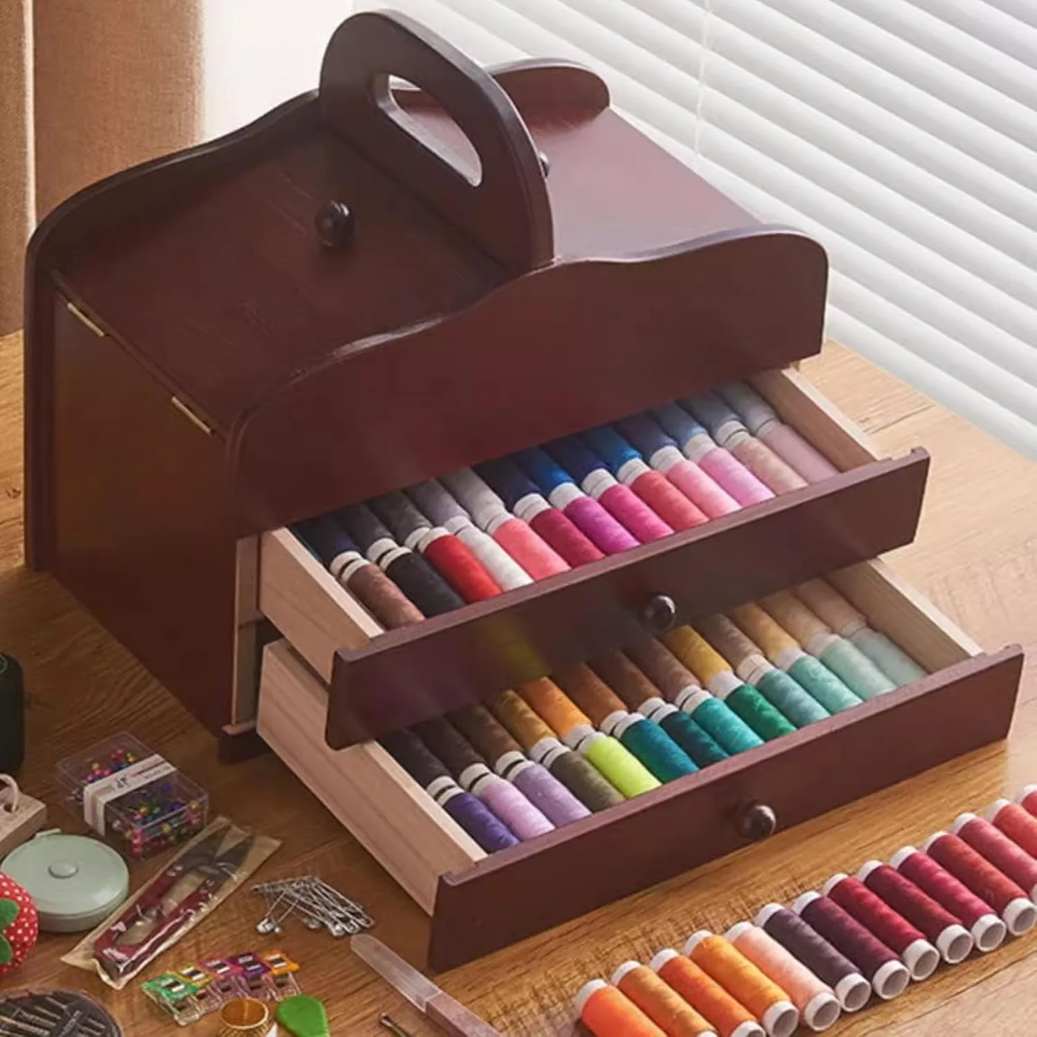 جعبه نگهداری چوبی لوازم خیاطی، سبد خیاطی قابل حمل برای نگهداری قرقره های نخ، با محفظه های سینی سازمان دهنده، 2 کشو، لوازم جانبی خیاطی DIY (جعبه خالی)