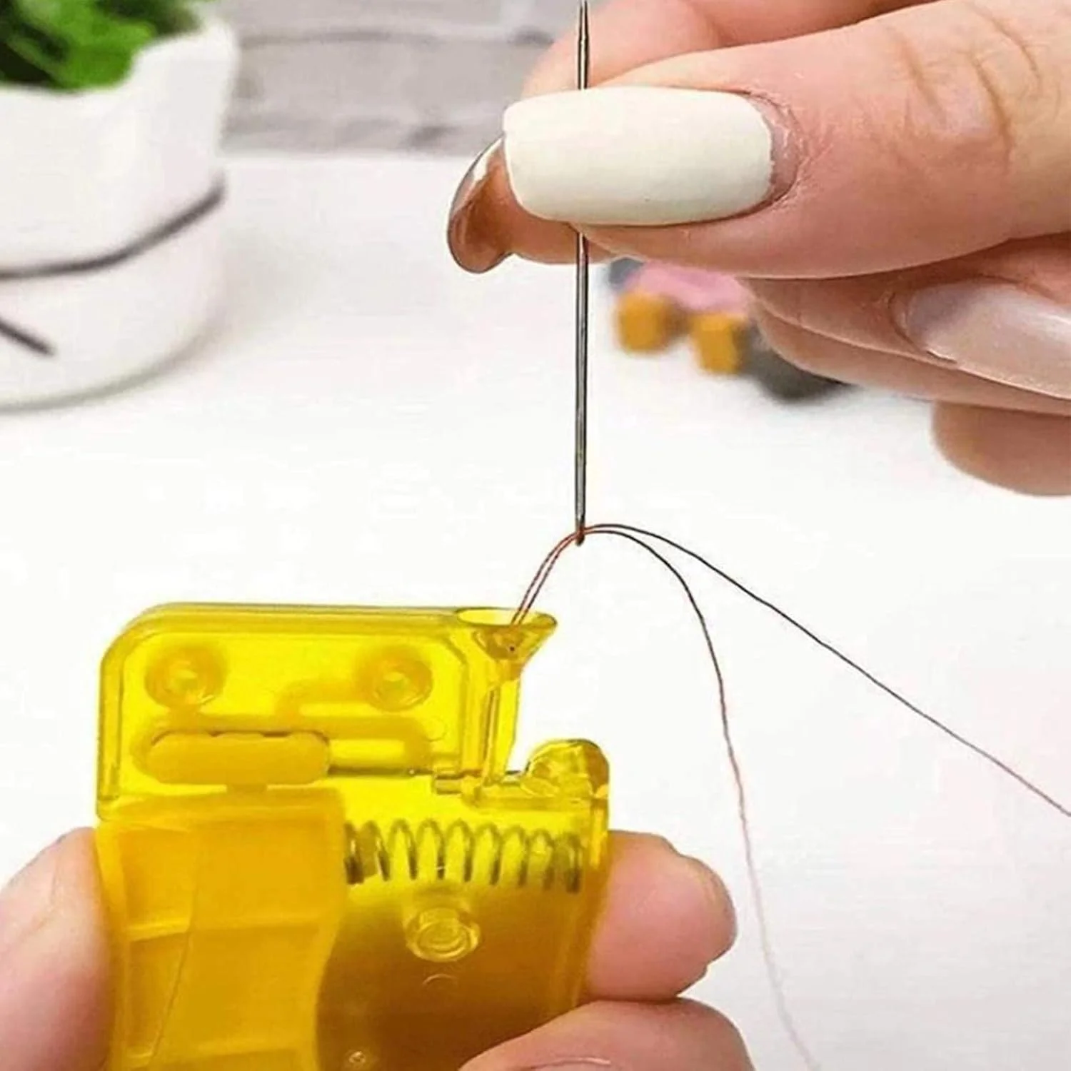 نخکن پلاستیکی ساده، سوزننخکن، سوزننخکن با کاربری آسان، به سالمندان در منزل کمک میکند تا از جمع کردن چشم برای پیدا کردن سوراخ سوزن خودداری کنند و نخ کردن سوزن را آسانتر میکند. (D) نخکن پلاستیکی ساده، سوزننخکن، سوزننخکن با کاربری آسان، به سالمندان در منزل کمک میکند تا از جمع کردن چشم برای پیدا کردن سوراخ سوزن خودداری کنند و نخ کردن سوزن را آسانتر میکند. (D)