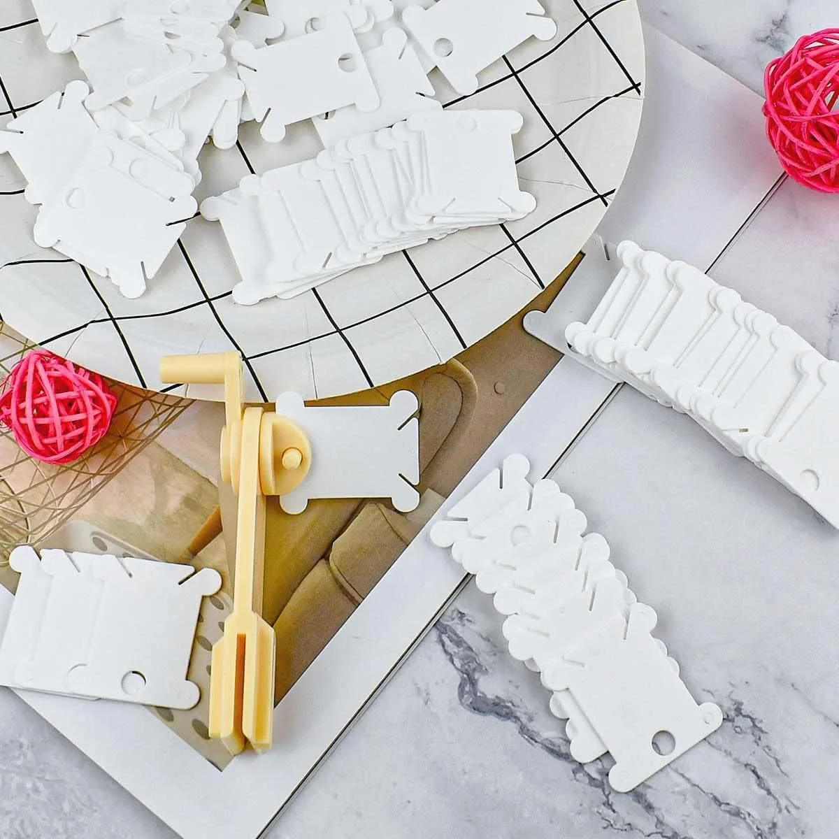 120 عدد قرقره نخ پلاستیکی به همراه 1 عدد نخ پیچ (سفید) برای نخ دوزی، گلدوزی نخ پنبه ای، نخ گلدوزی، کاردستی، نگهداری نخ خیاطی، سازمان دهنده نخ، کارت های گلدوزی DIY