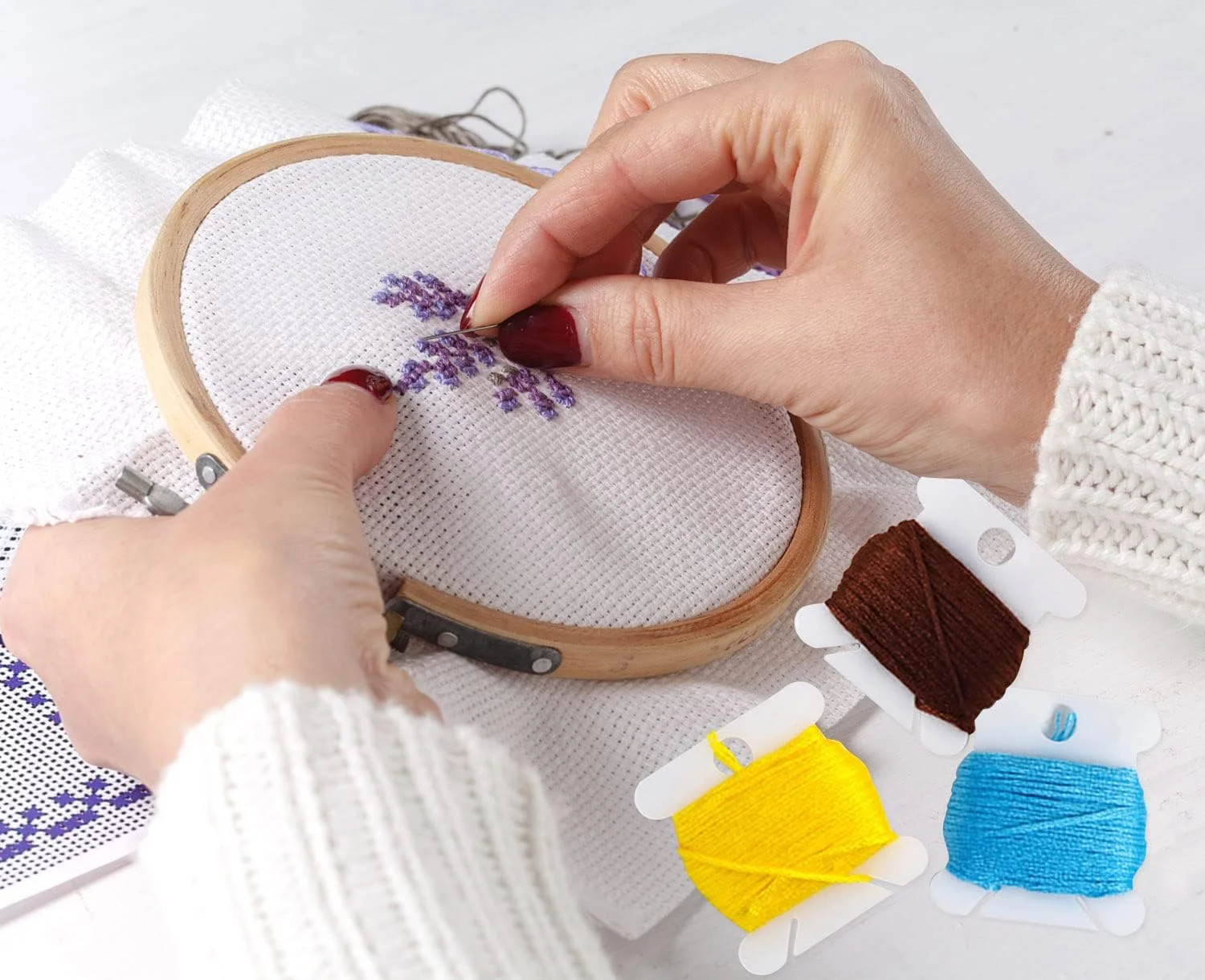 100 عدد قرقره نخ دندان پلاستیکی، کارت نخ قرقره نخ دندان پلاستیکی، قرقره نخ گلدوزی، سازمان دهنده قرقره نخ دندان، کارت نخ با سیم پیچ نخ دندان برای بافندگی کوک متقاطع، صنایع دستی DIY، نگهداری خیاطی