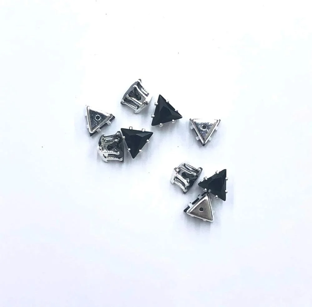 72 عدد کریستال مثلثی شکل با گیره نقره ای رنگ مشکی 6x6 میلی متر 72 عدد کریستال مثلثی شکل با گیره نقره ای رنگ مشکی 6x6 میلی متر