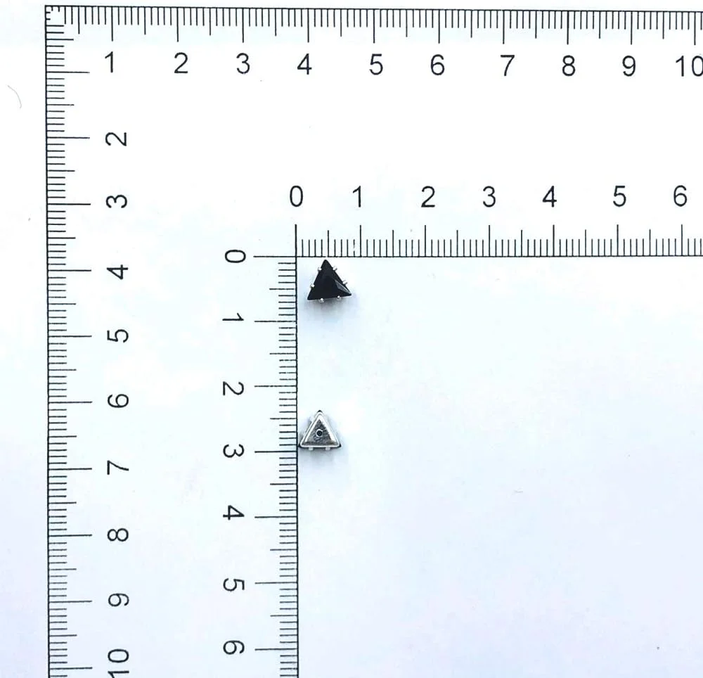 72 عدد کریستال مثلثی شکل با گیره نقره ای رنگ مشکی 6x6 میلی متر 72 عدد کریستال مثلثی شکل با گیره نقره ای رنگ مشکی 6x6 میلی متر