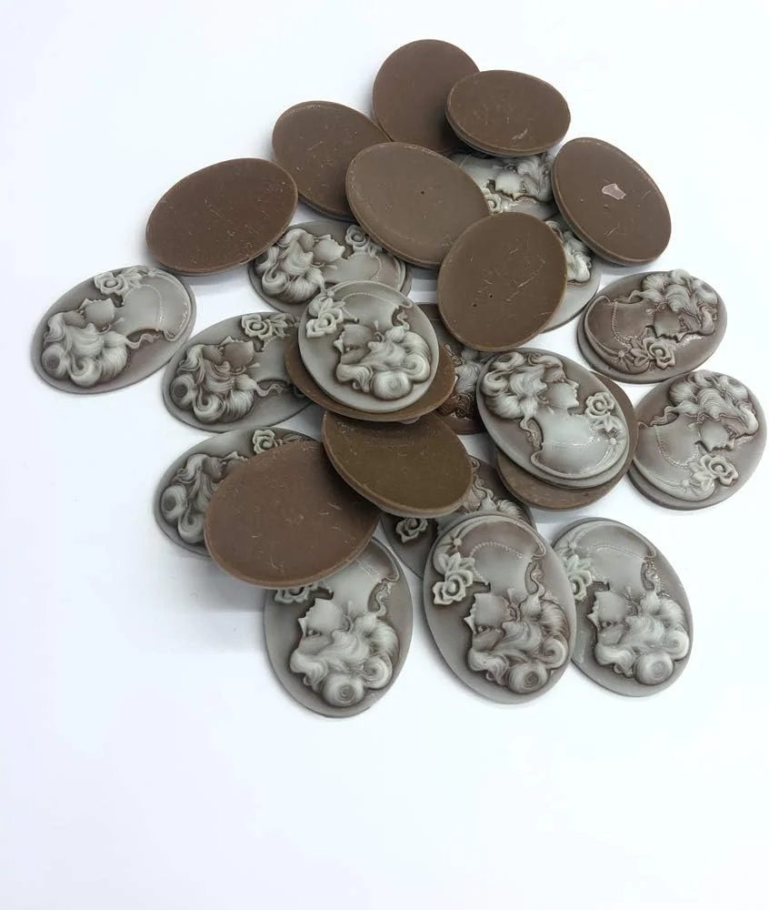 25 عدد - تصویر صورت سنت الیزابت مجارستانی برای دوخت و چسباندن، پلاستیکی، رنگ خاکستری (سایز 20x30 میلی متر)