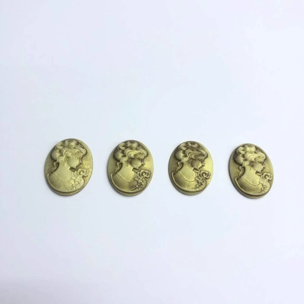 25 عدد - تصویر چهره سنت الیزابت مجارستان برای دوخت و چسباندن، پلاستیکی با رنگ طلایی (سایز 20x30 میلی متر)