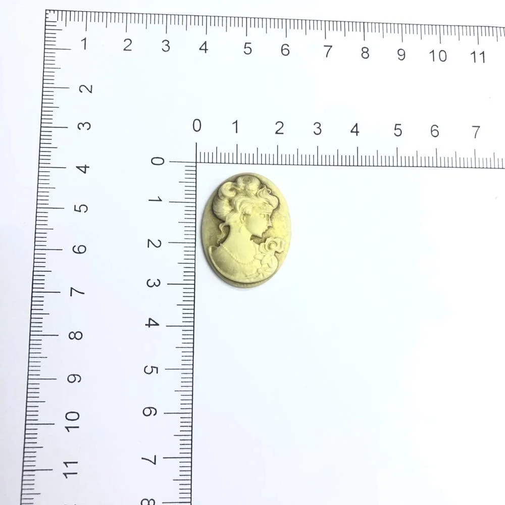 25 عدد - تصویر چهره سنت الیزابت مجارستان برای دوخت و چسباندن، پلاستیکی با رنگ طلایی (سایز 20x30 میلی متر)