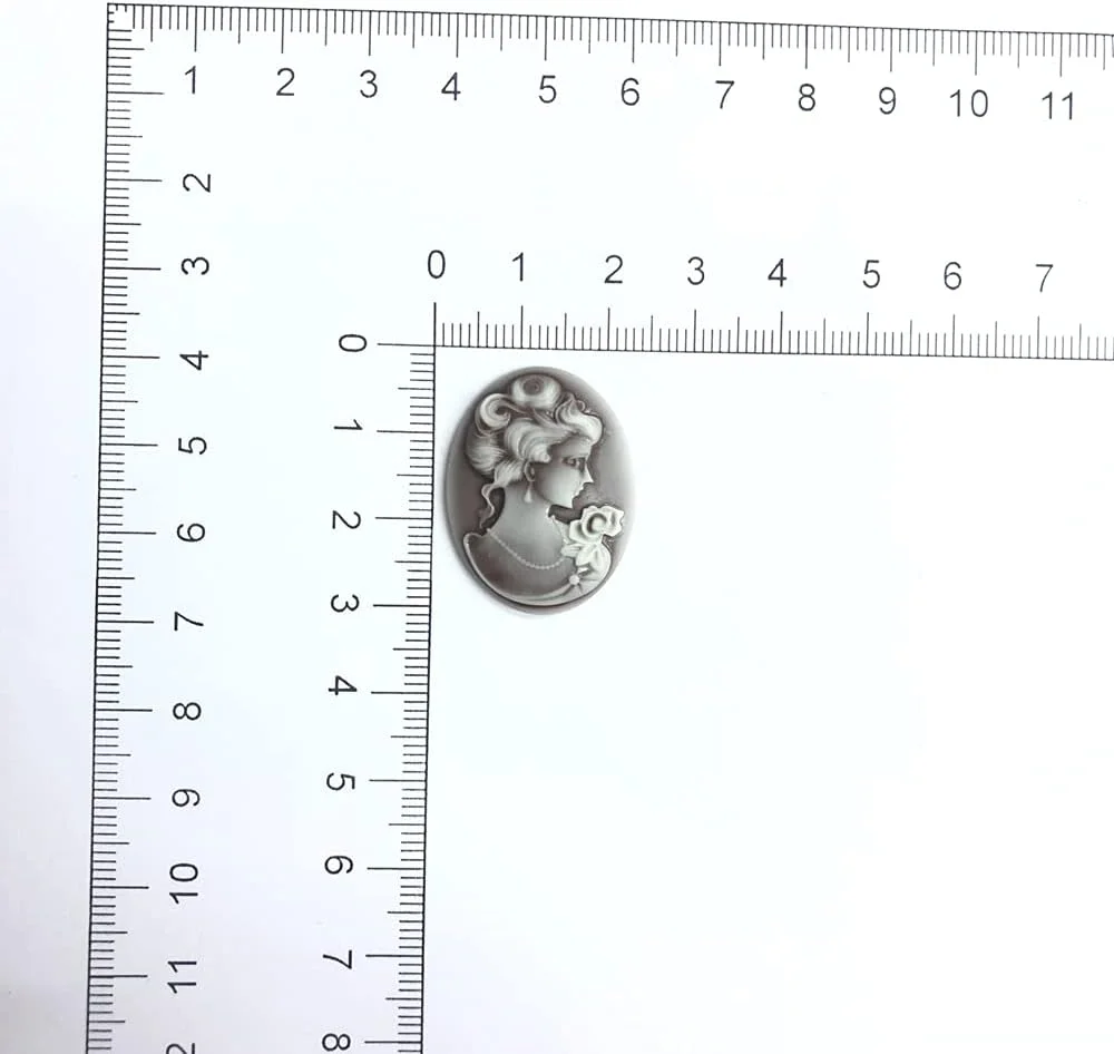 25 عدد - تصویر صورت سنت الیزابت مجارستانی برای دوخت و چسباندن، پلاستیکی، رنگ خاکستری (سایز 20x30 میلی متر)