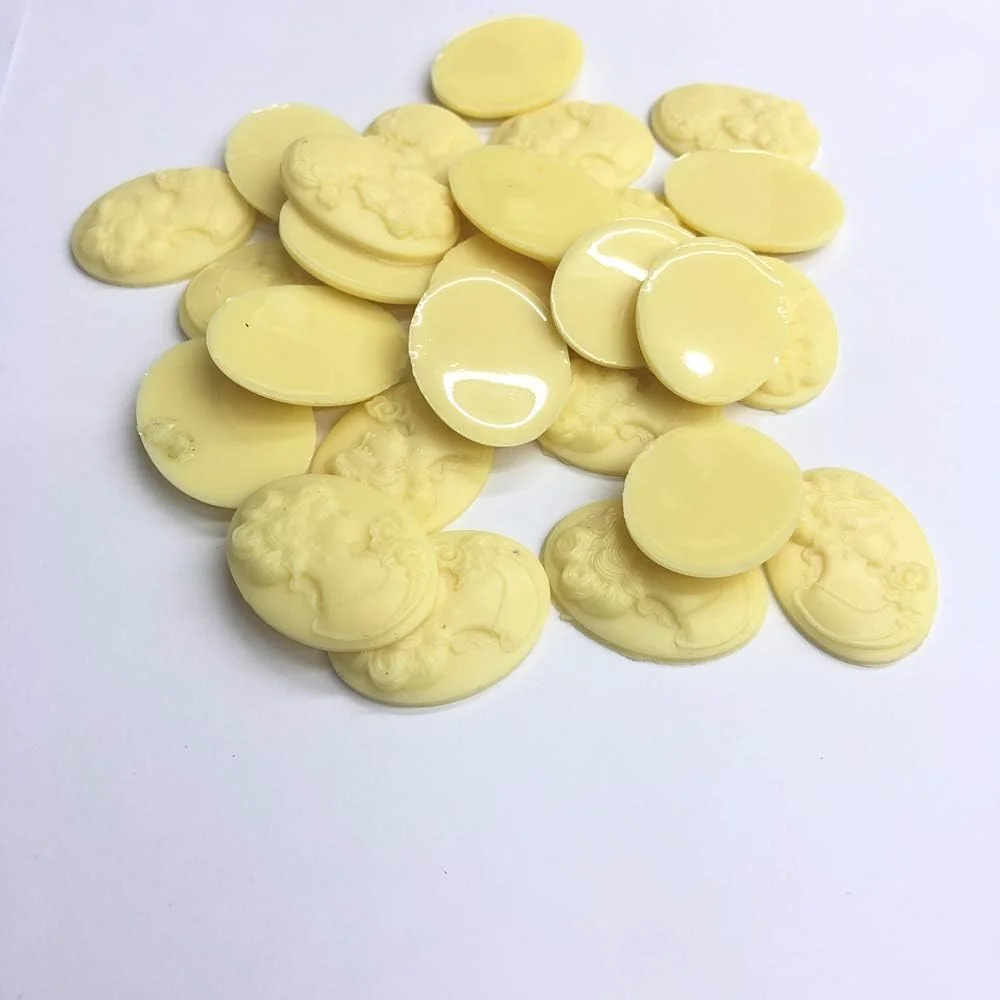 ۲۵ عدد - صورت سنت الیزابت مجارستان برای خیاطی و چسباندن با چسب، پلاستیکی، رنگ سفید مایل به کرم (سایز ۲۰x۳۰ میلی متر)