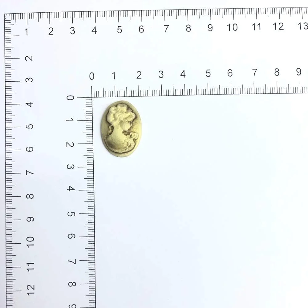 ۲۵ عدد - چهره سنت الیزابت مجارستان برای دوخت و چسباندن با چسب، پلاستیکی به رنگ طلایی (سایز ۱۸x۲۵ میلی متر)