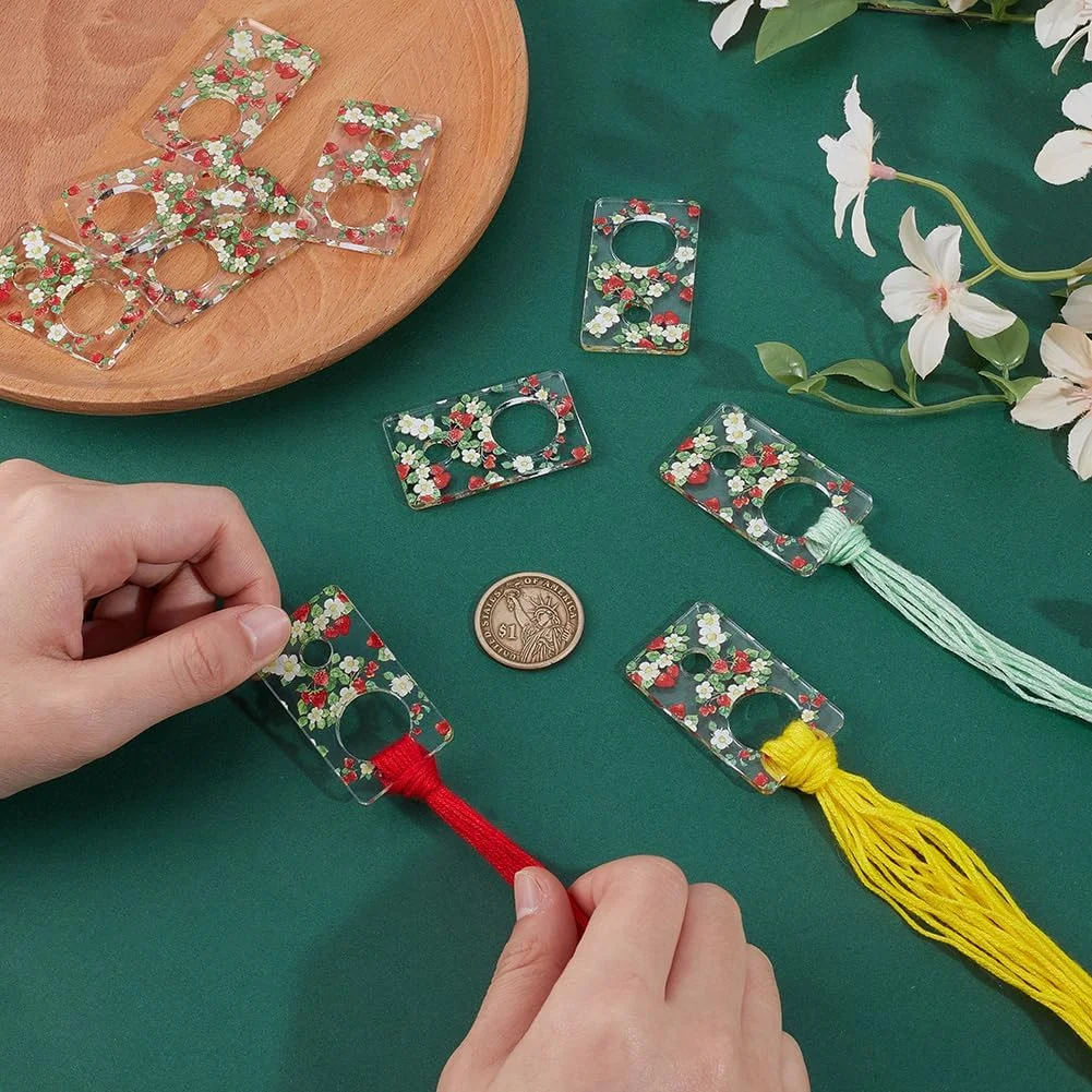 PH PandaHall بسته 10 عددی نگهدارنده نخ دندان اکریلیک طرح توت فرنگی، سازمان دهنده نخ گلدوزی مستطیلی طرح توت فرنگی، قرقره نخ دندان برای نگهداری نخ گلدوزی و کوک ضربدری، 2.7 × 4.8 سانتی متر