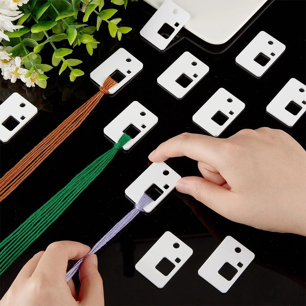 PH PandaHall 30 عدد قرقره نخ دندان اکریلیک مستطیلی، قرقره های سفید سازمان دهنده نخ گلدوزی، تراشه های نخ پیچ برای دوخت متقاطع، صنایع دستی، ذخیره سازی خیاطی DIY، 2.5x3.8 سانتی متر