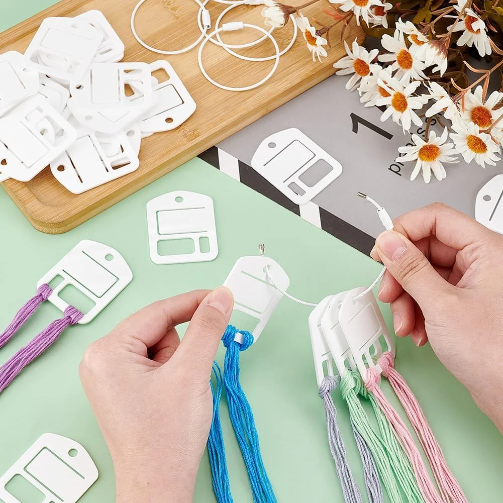 PH PandaHall 30 عدد نخ دندان دوزی اکریلیک، سازمان دهنده نخ گلدوزی سفید، قرقره نخ بخیه متقاطع با 6 عدد بست کلید زنجیره ای سیم استیل ضد زنگ برای نگهداری نخ خیاطی صنایع دستی DIY