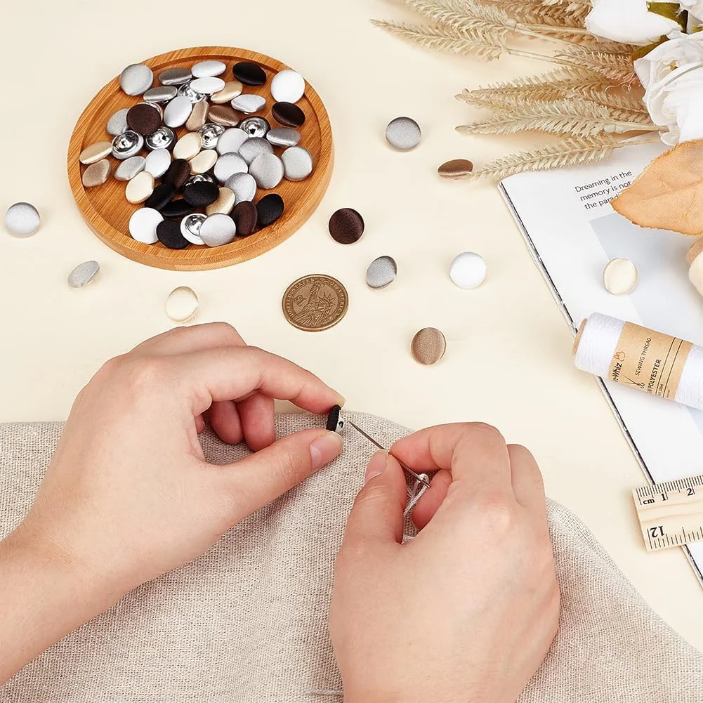 دکمه های پایه دار خیاطی PH PandaHall، 64 عدد دکمه روکش ساتن در 8 رنگ، دکمه های پارچه ای با دکمه های آلومینیومی 12 میلی متری، دکمه های گرد تخت مناسب برای کت و شلوار، لباس مجلسی، پیراهن، خیاطی DIY