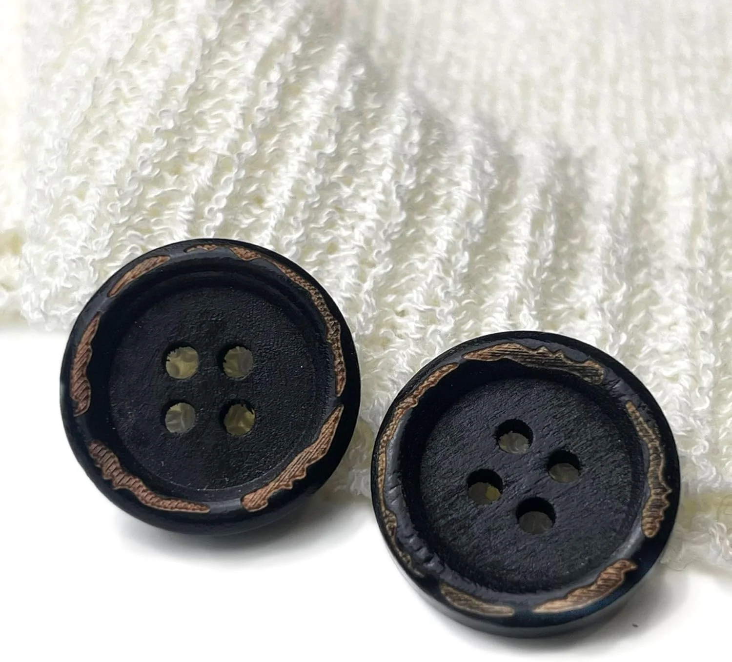 دکمه چوبی وینتیج PETITECOCOCRAFTS با 4 سوراخ و لبه آسیاب شده - 28 لاین (18 میلی متر، 0.7 اینچ)، مشکی، (بسته 40 عددی)